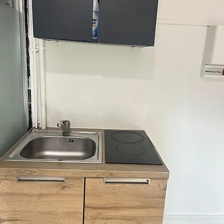 Small 6th Floor -no Lift *